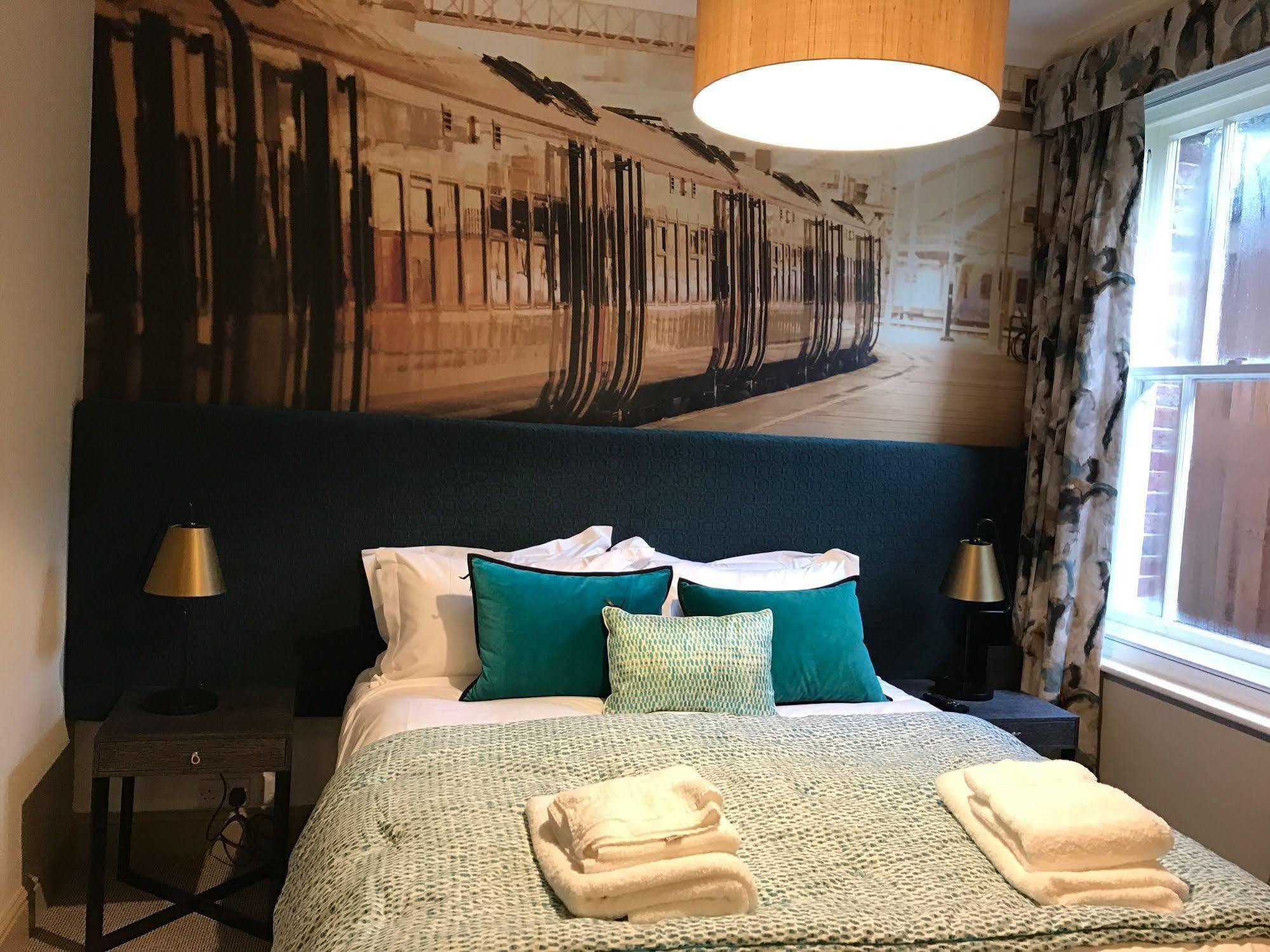 Harper'S Steakhouse With Rooms, ハスルミア エクステリア 写真